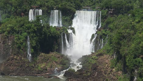 cataratas iguazu en brasil, increíble paisaje pintoresco de selva tropical rodeado de coloridas cascadas en la jungla, hermosos árboles y paisajes verdes con dos grandes cascadas dobles