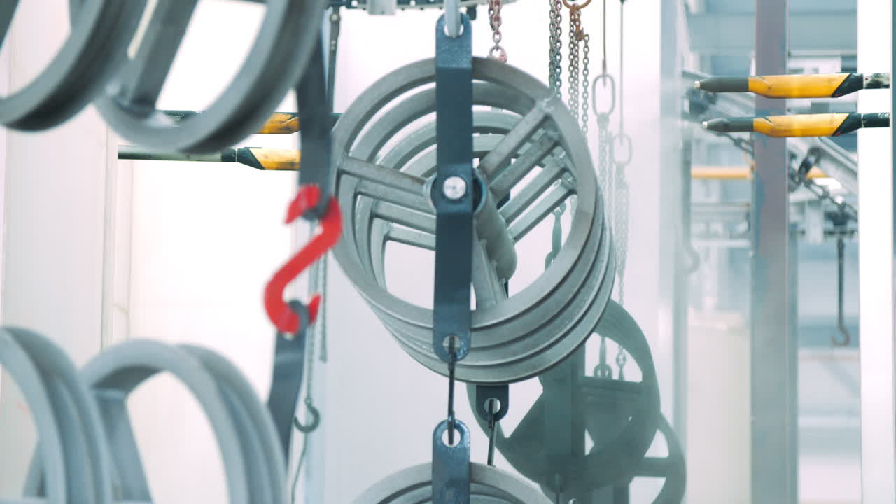 공장에서 농업 기계의 예비 부품의 산업 페인팅