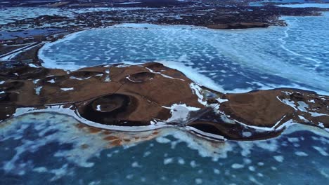 cráteres volcánicos cerca de un lago congelado