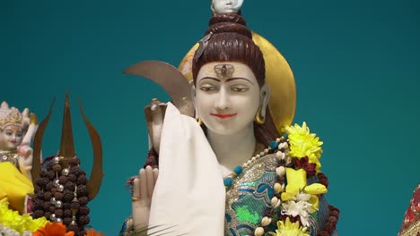 nahaufnahme einer verzierten statue des hinduistischen gottes shiv ji im tempel