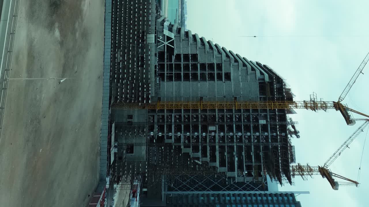 Cantiere di un enorme edificio ad Abu Dhabi - time-lapse verticale dal giorno alla notte