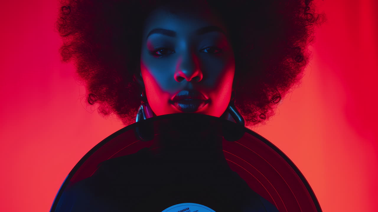 una mujer robot con afro.