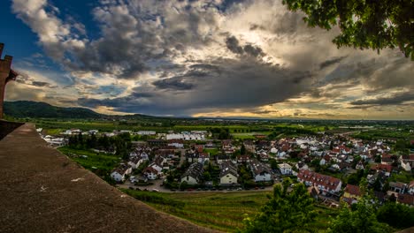 Zeitraffer-Des-Sonnenuntergangs-Mit-Regenwolken-Vorbei