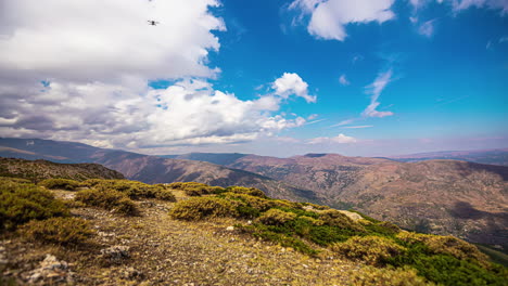 Nubes-Blancas-Bajas-Flotan-En-Un-Cielo-Azul-Sobre-Las-Montañas