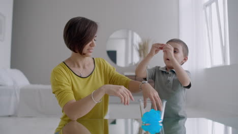 madre y hijo riendo pasan tiempo juntos jugando en casa en el apartamento. familia feliz. interior brillante del apartamento