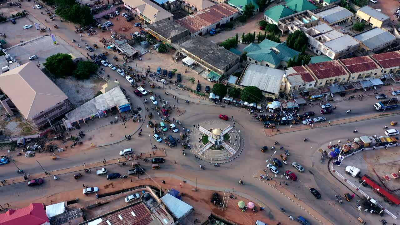 나이지리아 중앙 카시나 주에서 교통 혼잡이 있는 붐비는 로터리 - 궤도를 도는 조감도