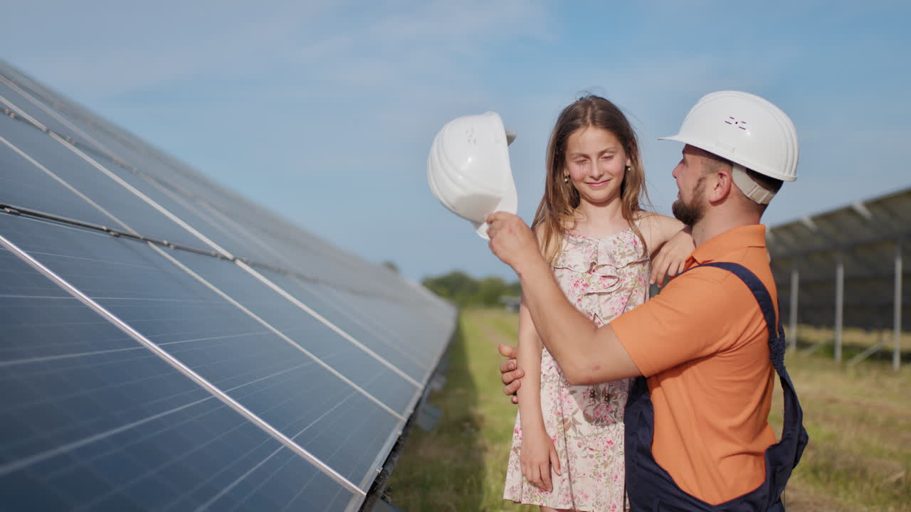 padre e hija en la granja de paneles solares