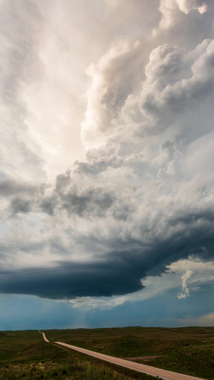 Awan Hujan Bergulir Cepat Melintas di Atas dalam Pemandangan Badai Petir Dahsyat