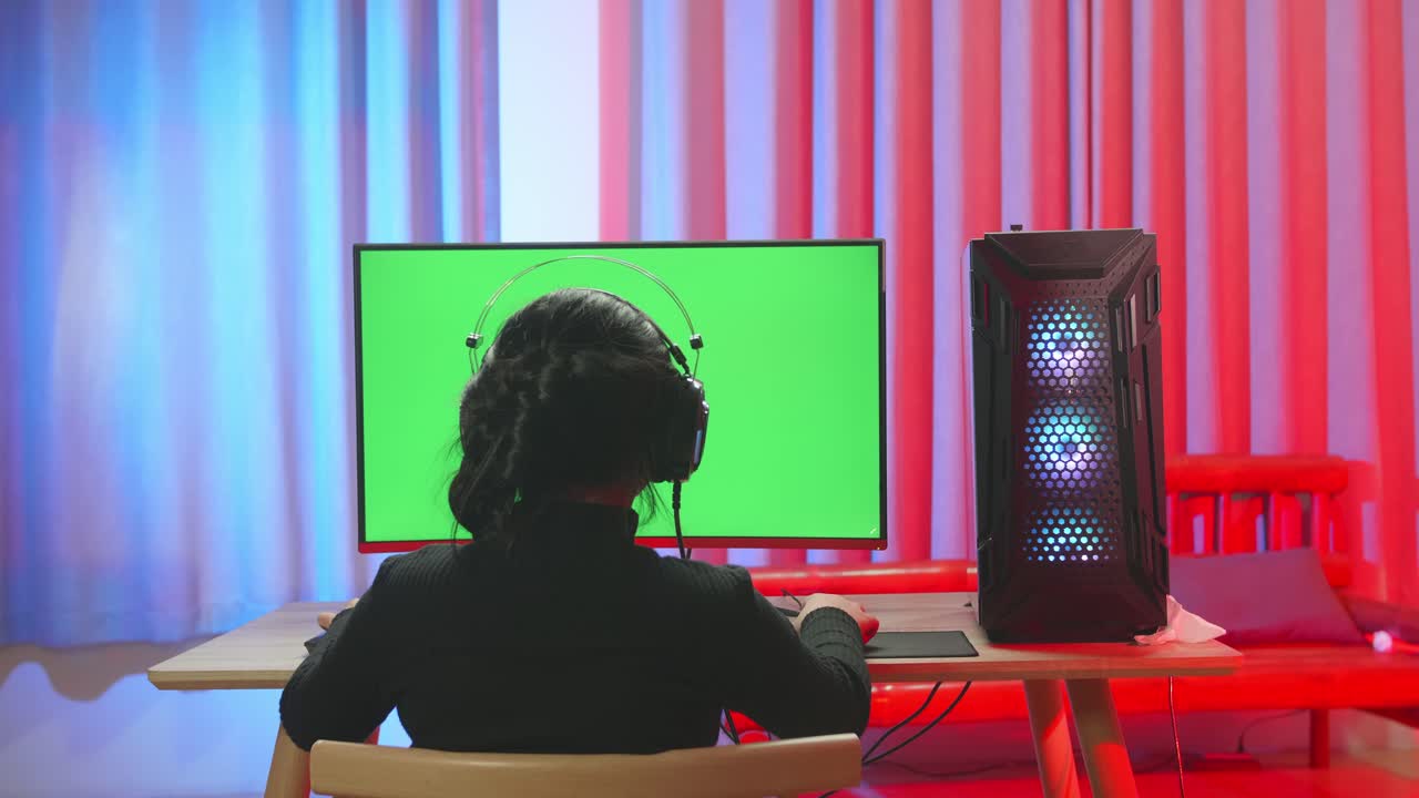 집에서 게임하는 여자