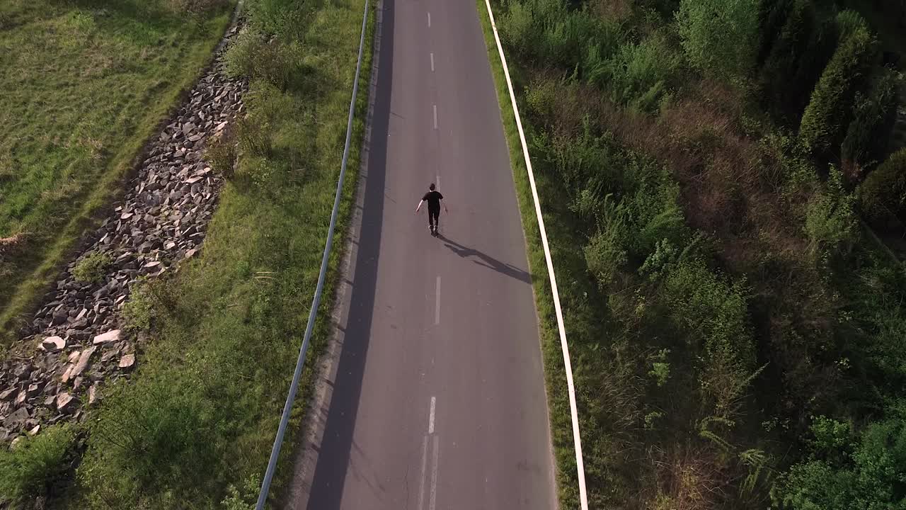 빈 도로에서 남자 롤러 스케이트, 일몰, 영화 공중 촬영