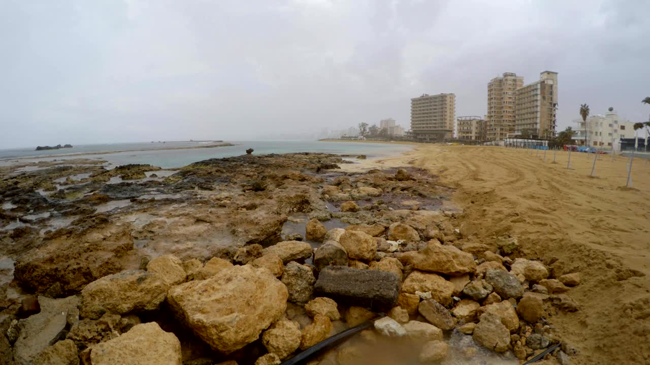 playa prohibida en la ciudad fantasma cerrada varosha bajo la lluvia en el norte de chipre