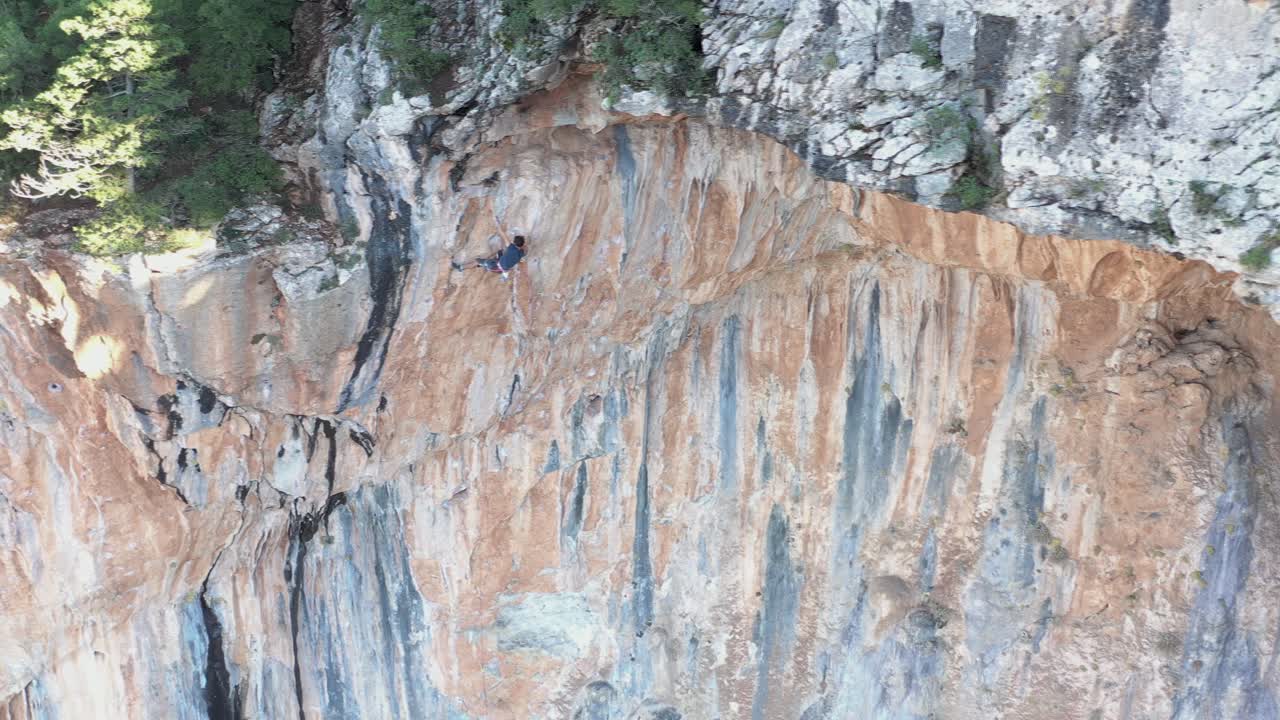 escalador deportivo se cae de una pared vertical de montaña