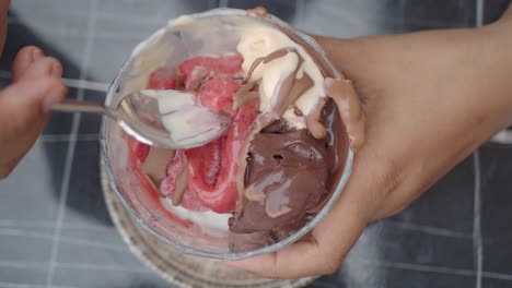 disfrutando de una deliciosa mezcla de helados