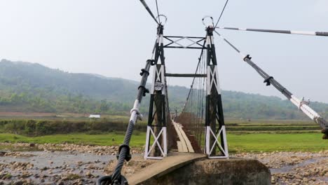 Puente-Colgante-De-Hierro-Aislado-Viejo-Con-Fondo-De-Cielo-Azul-En-El-Video-De-La-Mañana-Tomado-En-Nongjrong-Meghalaya-India