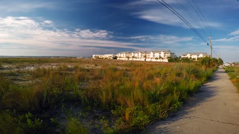 Un-Lapso-De-Tiempo-De-Un-Pueblo-De-Playa-Soñoliento-Con-Hierba-Que-Sopla-Mientras-Las-Nubes-Pasan