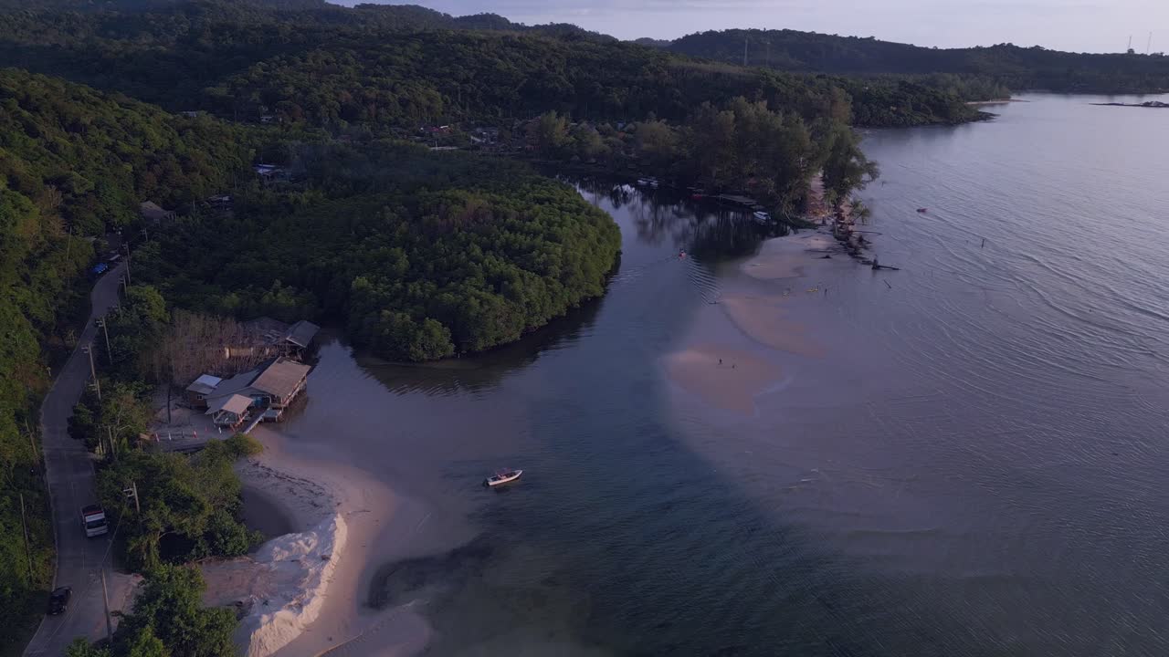 banco de arena en la bahía de la laguna con barco