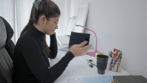 mujer estudiando en casa