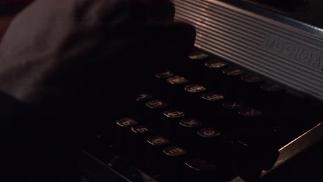 persona escribiendo en una máquina de escribir de época