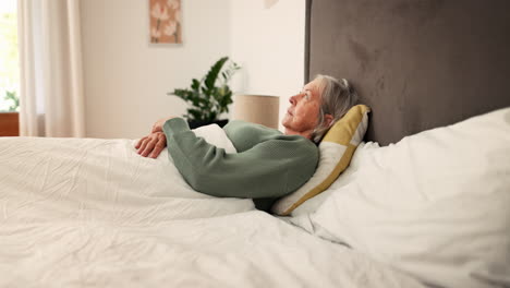 Senior,-Mujer-Y-Cansada-De-Pensar-En-El-Dormitorio