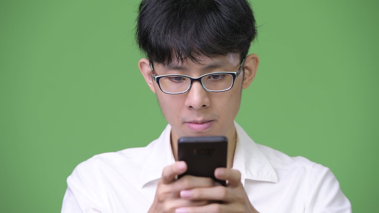 전화를 사용하는 젊은 아시아 사업가