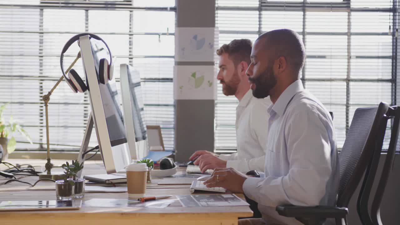 jóvenes profesionales creativos que trabajan en una oficina moderna