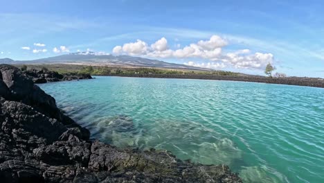 salta para a água azul.