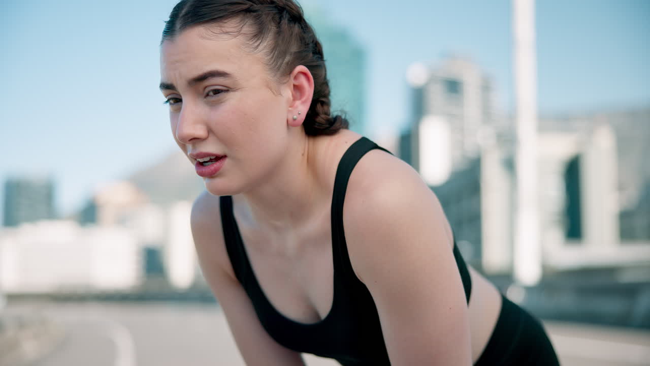 deportes, respiración y rostro de la mujer en la ciudad