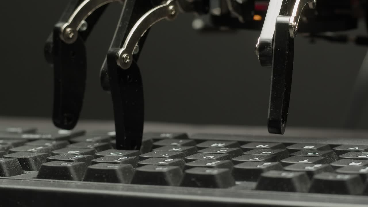 робот набирает на клавиатуре