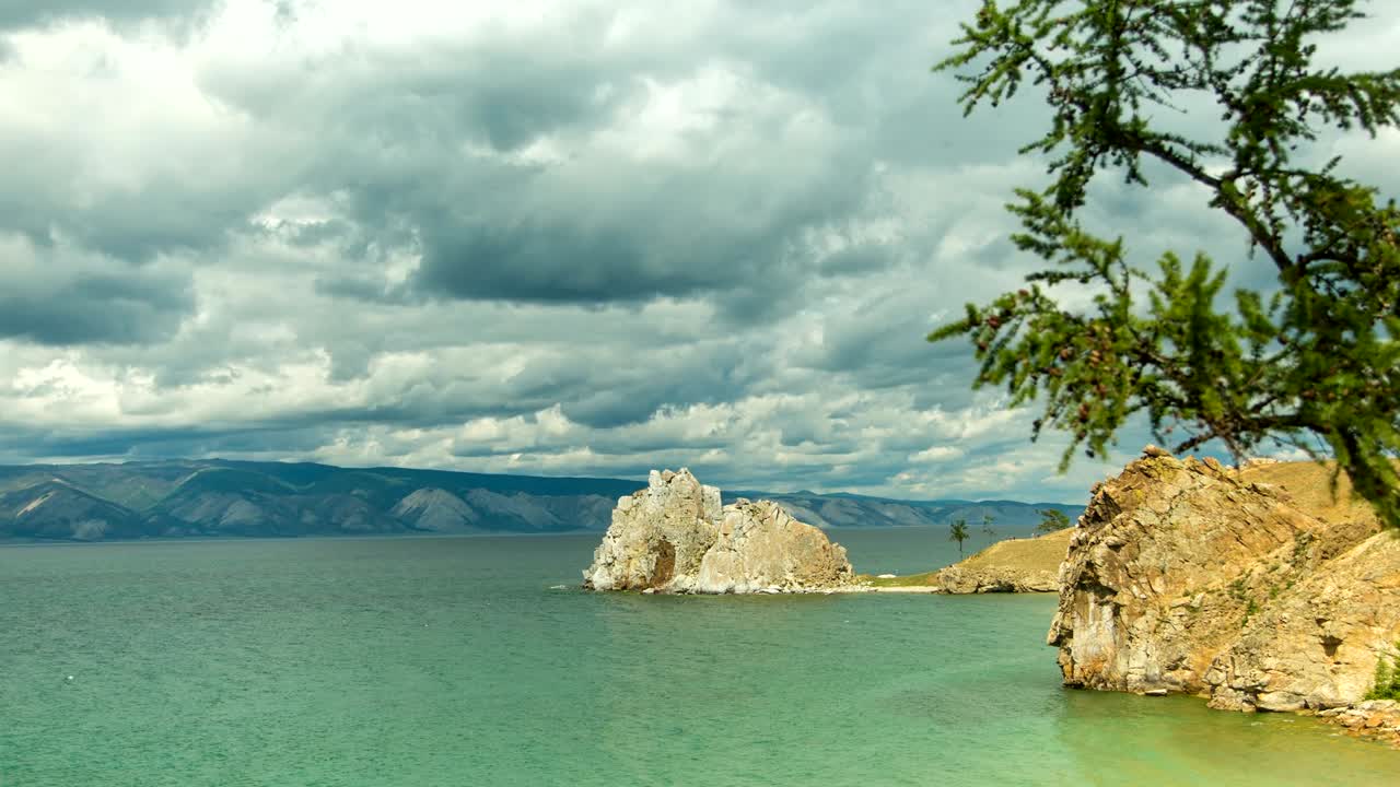 nubes que se mueven rápidamente sobre el lago baikal