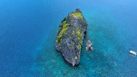 Aerial-shot-of-North-rock-dive-site,-El-Nido,-Palawan,-Philippines