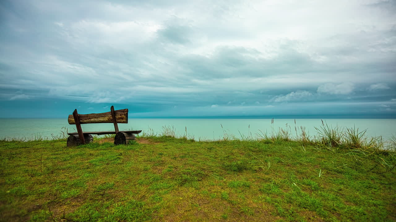 조용한 풀 ⁇  풍경과 함께 바람과 바다의 멋진  ⁇ 입니다.