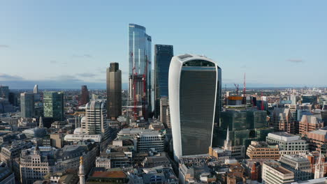 Erhöhter-Blick-Auf-Futuristische-Hohe-Bürogebäude-Im-Finanz--Und-Wirtschaftszentrum-Der-Stadt.-Ikonische-Wolkenkratzer-überragen-Den-Stadtbezirk.-London,-Vereinigtes-Königreich