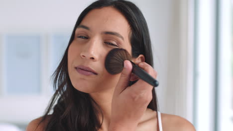 cosméticos, base y mujer usando maquillaje