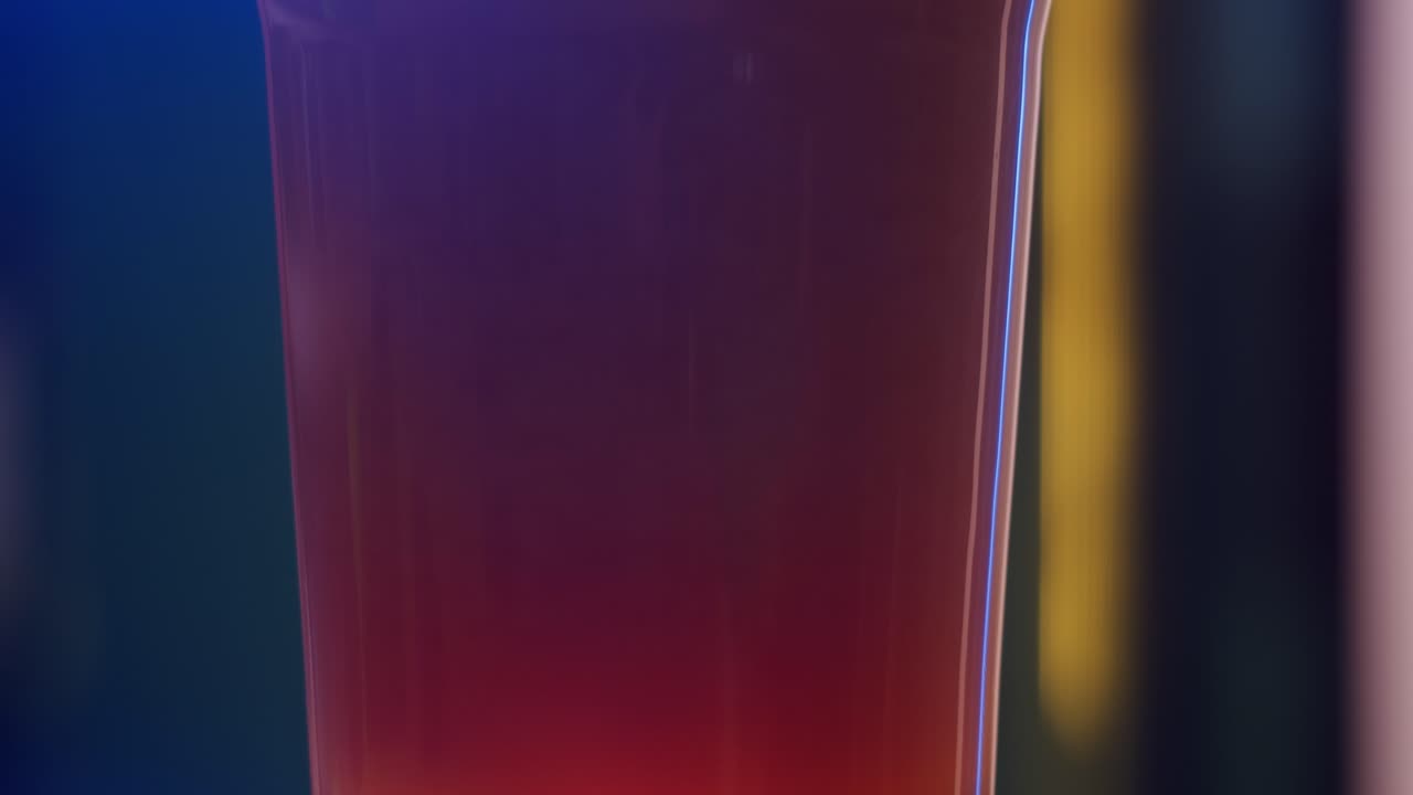 bebida roja en un vaso