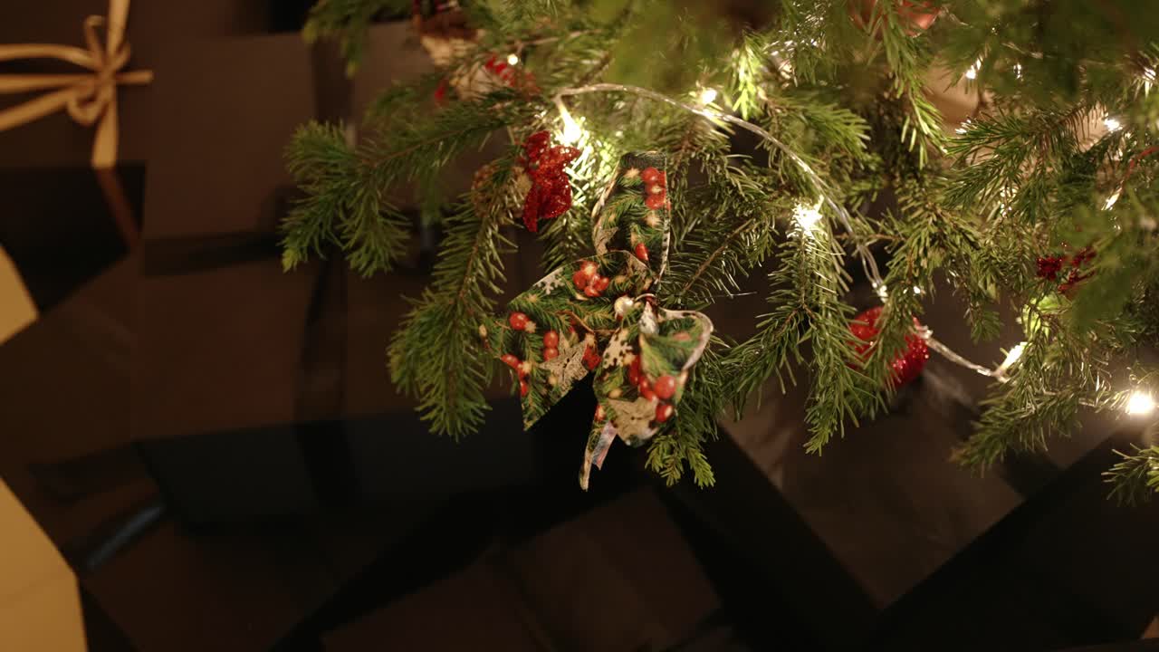 빛나는 불빛과 선물 아래에 크리스마스 트리 활 장식