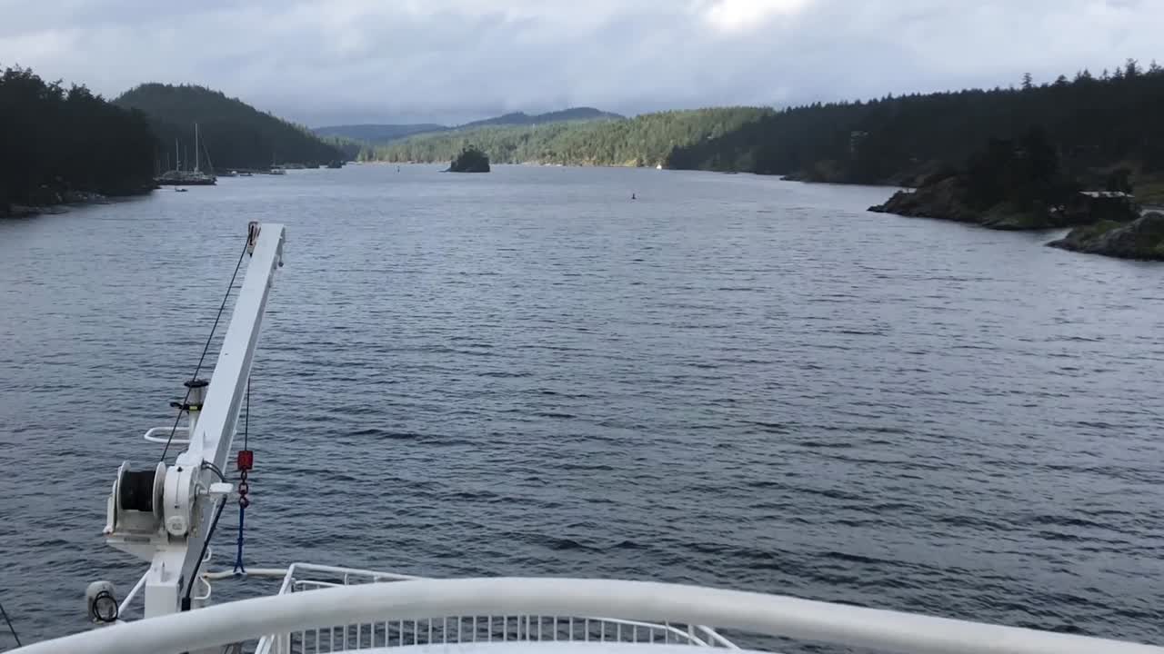 흐린 날 밴쿠버에서 솔트 스프링 섬의 긴 항구를 향해 작은 섬이 있는 좁은 입구를 항해하는 페리