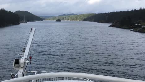 Fähre-Fährt-An-Einem-Bewölkten-Tag-Durch-Die-Schmale-Bucht-Mit-Kleinen-Inseln-Von-Vancouver-In-Richtung-Long-Harbour-Auf-Salt-Spring-Island