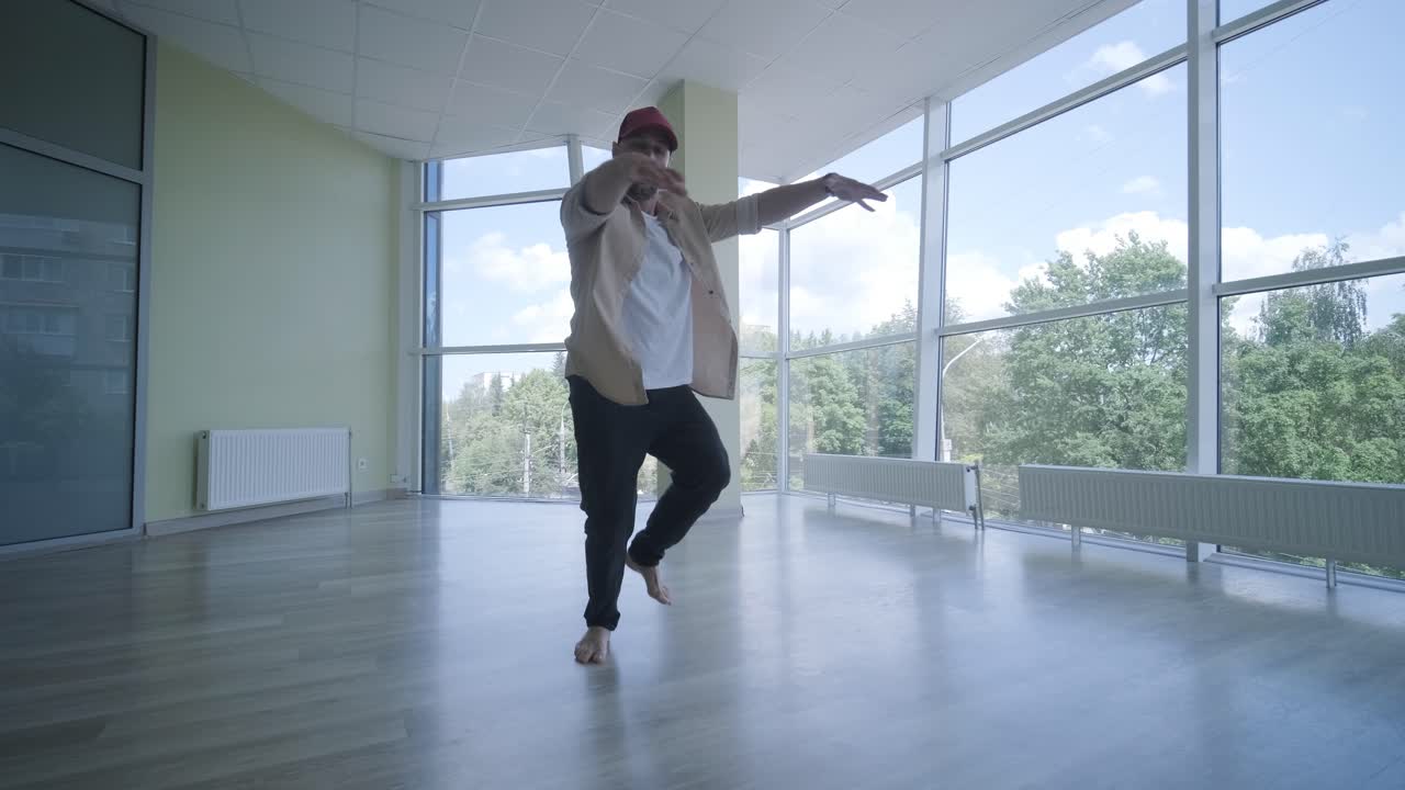hombre bailando breakdance en un estudio moderno