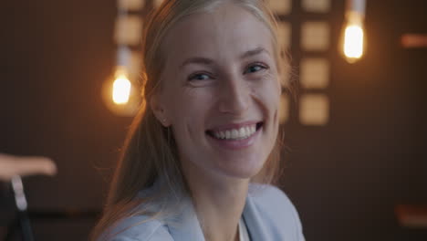 mujer sonriente en la oficina