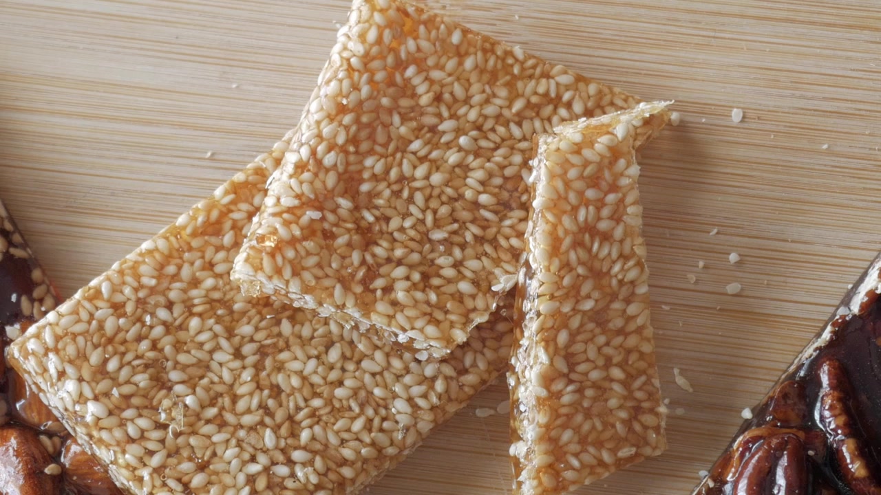 Общий план миндальных и кунжутных батончиков с медом.