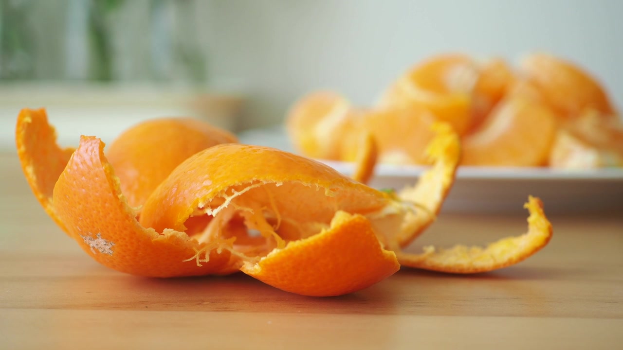 Cascas de Laranja Frescas em uma Mesa de Madeira
