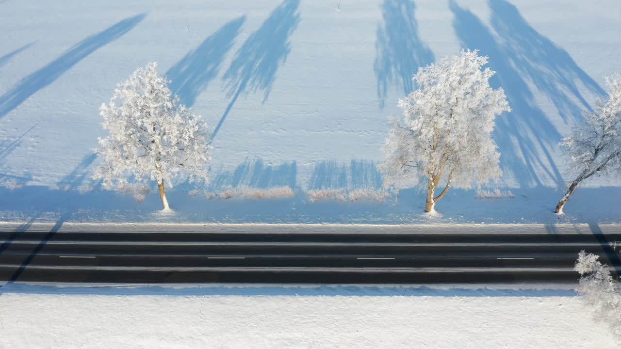 화창한 겨울날 빈 도로가 있는 마법 같은 공중 촬영