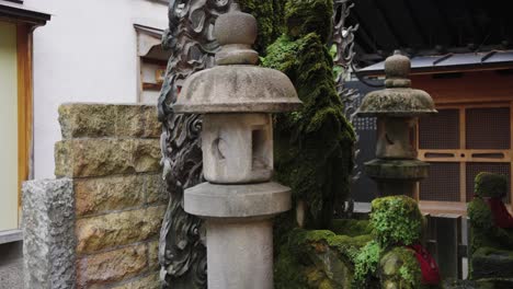 Beautiful-Hozen-ji-Temple-in-Osaka,-Moss-Covered-Statue-in-Alleyways-of-Japan