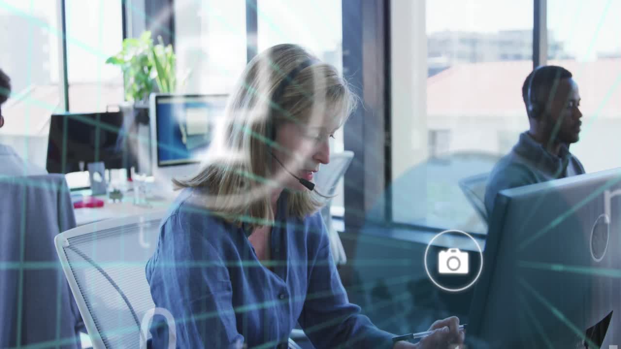 animación de iconos y procesamiento de datos sobre diversas personas de negocios que trabajan en la oficina