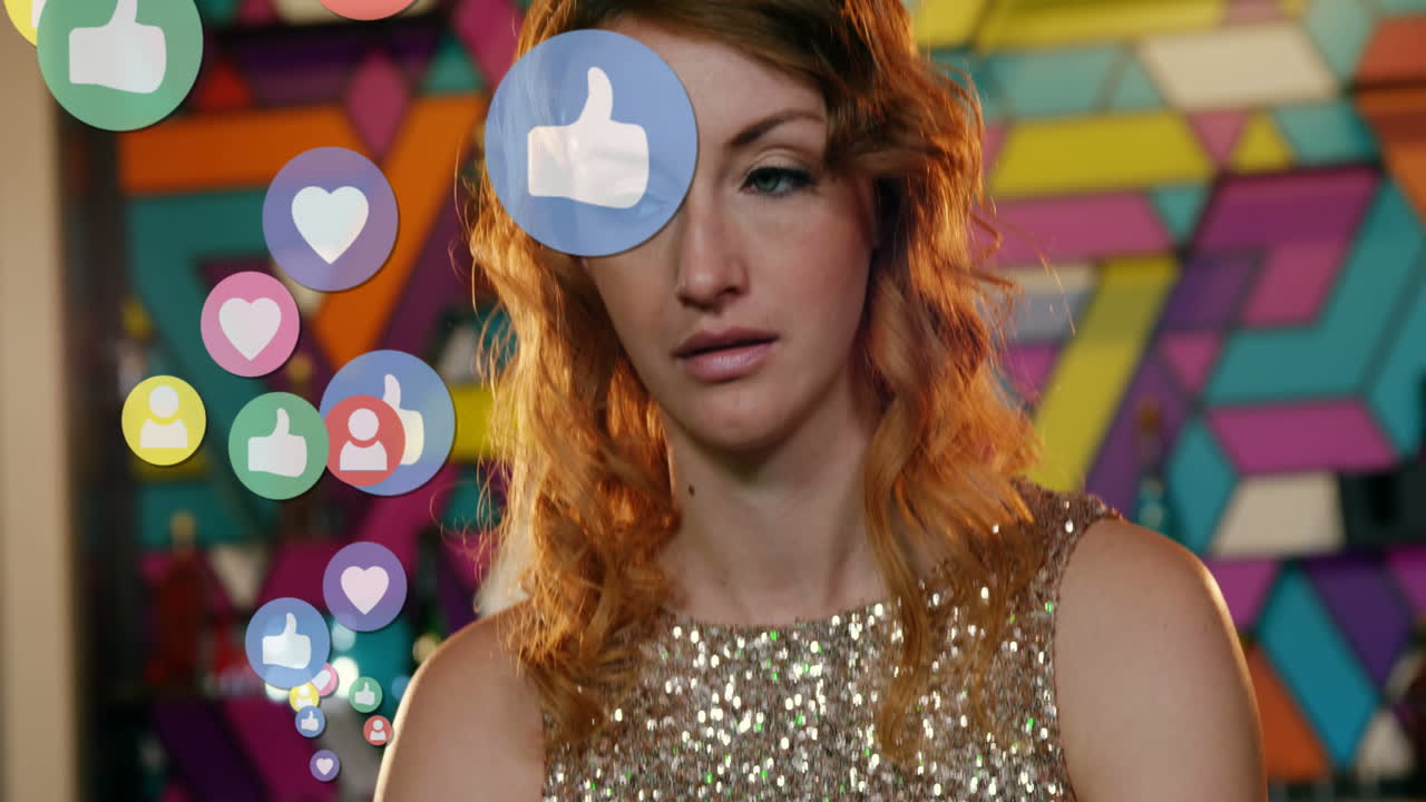 mujer enviando mensajes de texto con iconos de redes sociales 4k