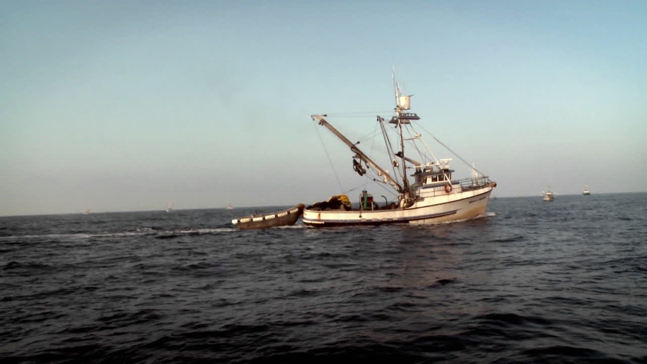 un barco con un bote navega por el agua