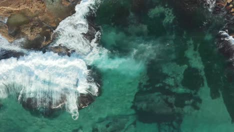 Playa-De-Los-Suburbios-Del-Este-De-Sydney-Australia-Olas-Rompiendo-Sobre-Rocas