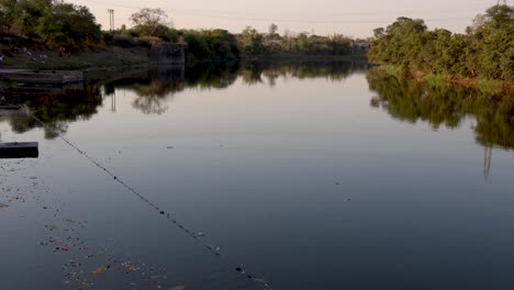 Río-Tranquilo-Y-Limpio-Con-Reflejo-De-Agua-De-Bosque-Verde-Por-La-Mañana