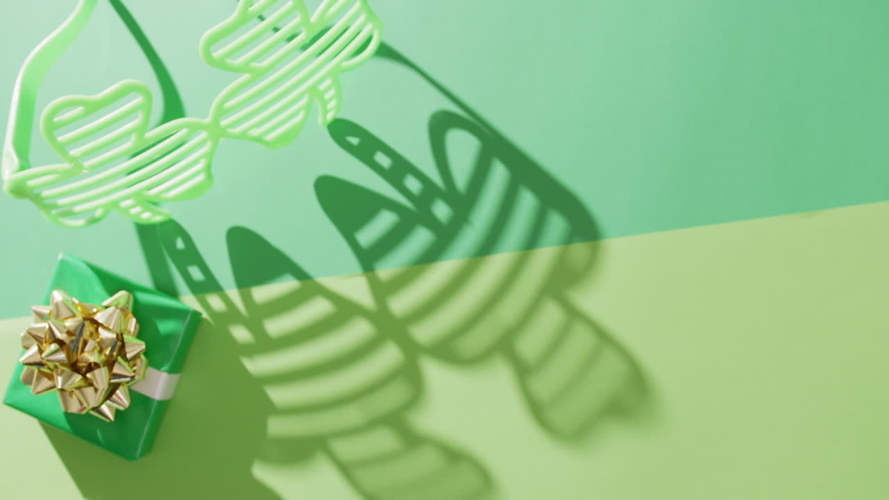 video de las gafas de trébol verde de san patricio y presente con espacio de copia en fondo verde