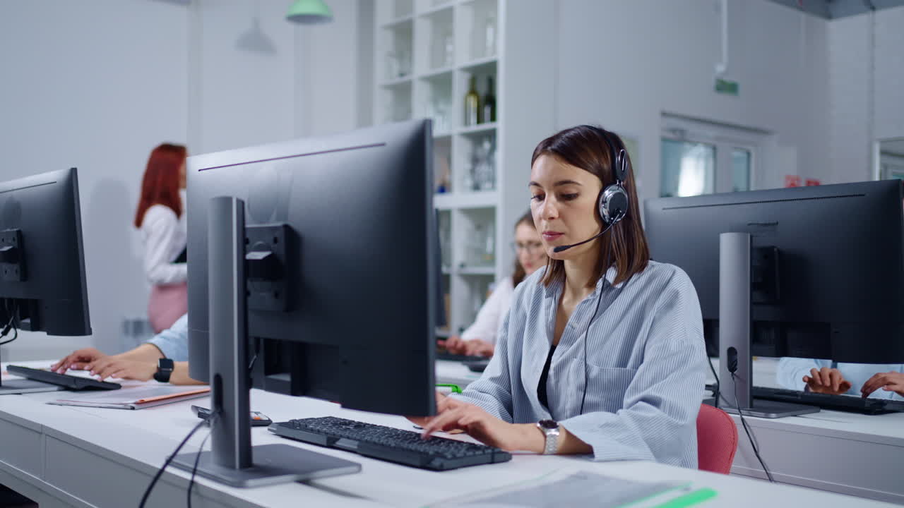 사무실에서 일하는 콜 센터 에이전트